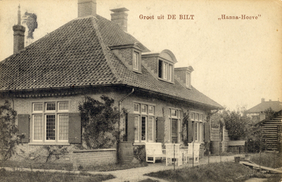 8186 Gezicht op de rechter- en achterzijde van het huis Hanna Hoeve te De Bilt.